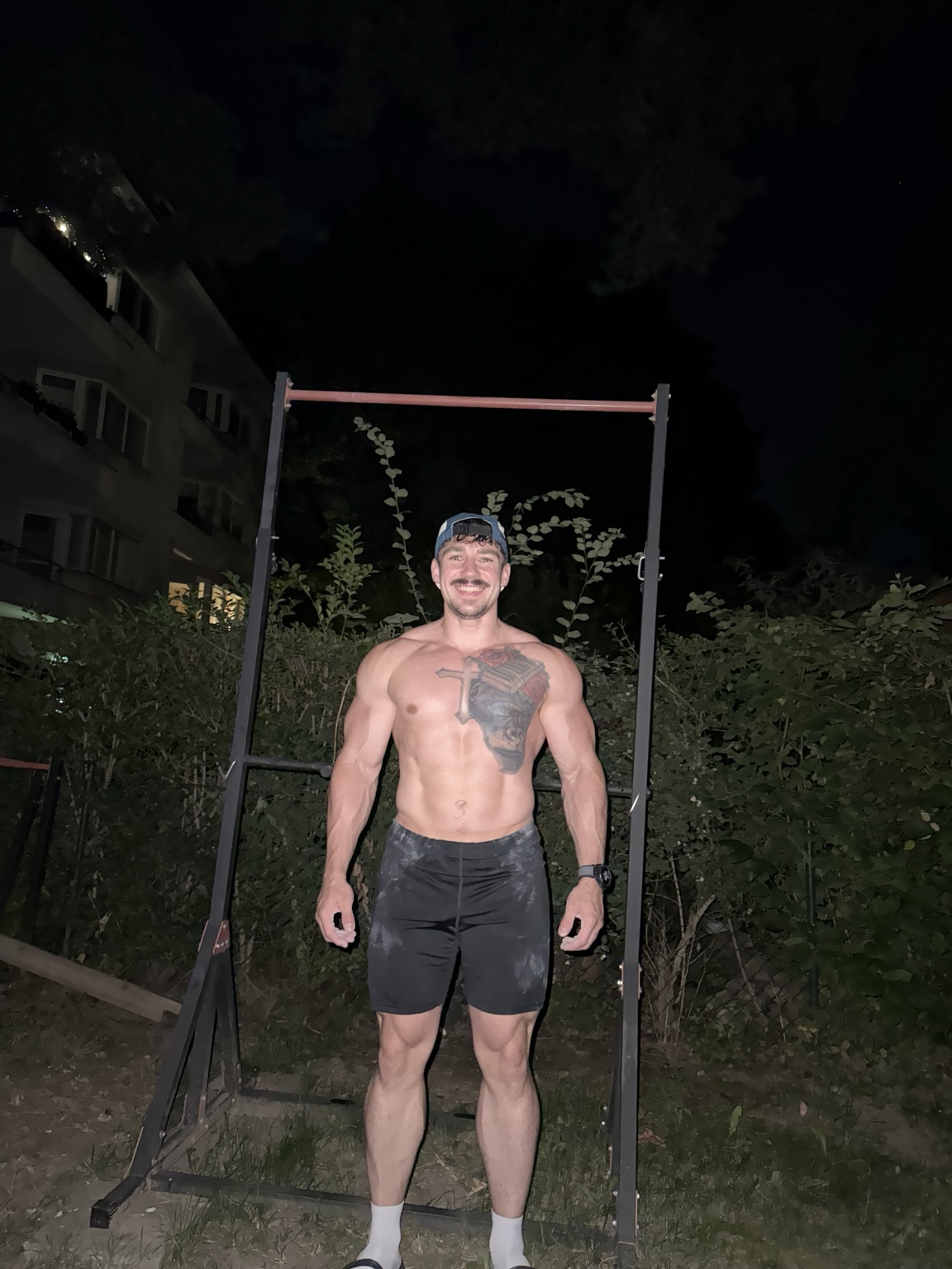 Marcel Bode nach einem nächtlichen Training an einer Klimmzugstange