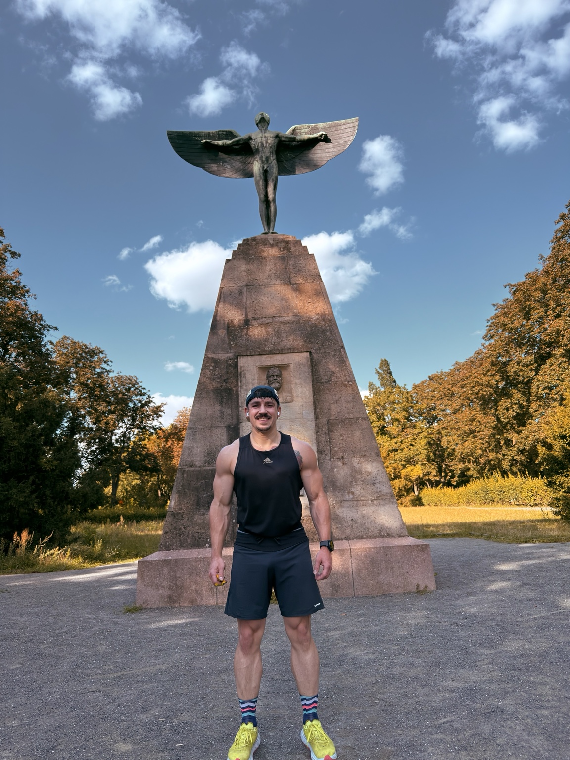 Marcel Bode nach einem Lauf vor dem Fliegerdenkmal